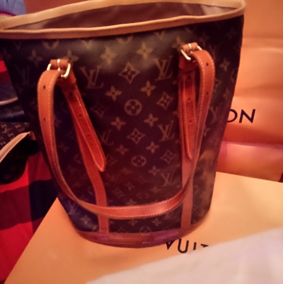 Louis Vuitton Handbags - Louis Vuitton bucket bag GM